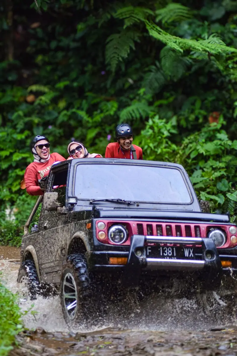 Jeep offroad melintasi jalur berair