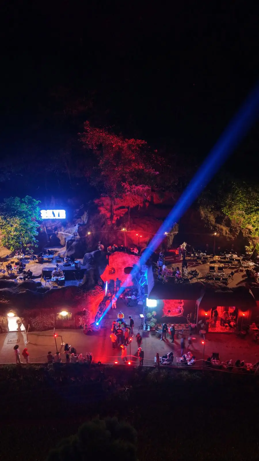 Skyr Coffee di goa saat malam dengan lampu sorot