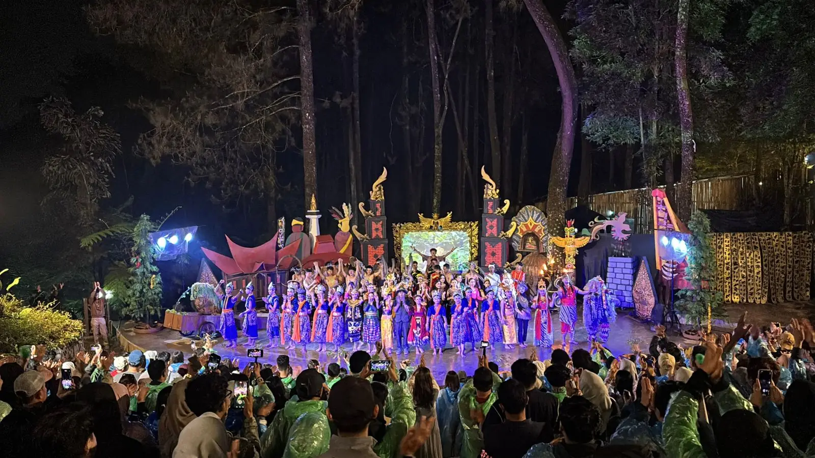 Penari Symforest di panggung hutan Puncak