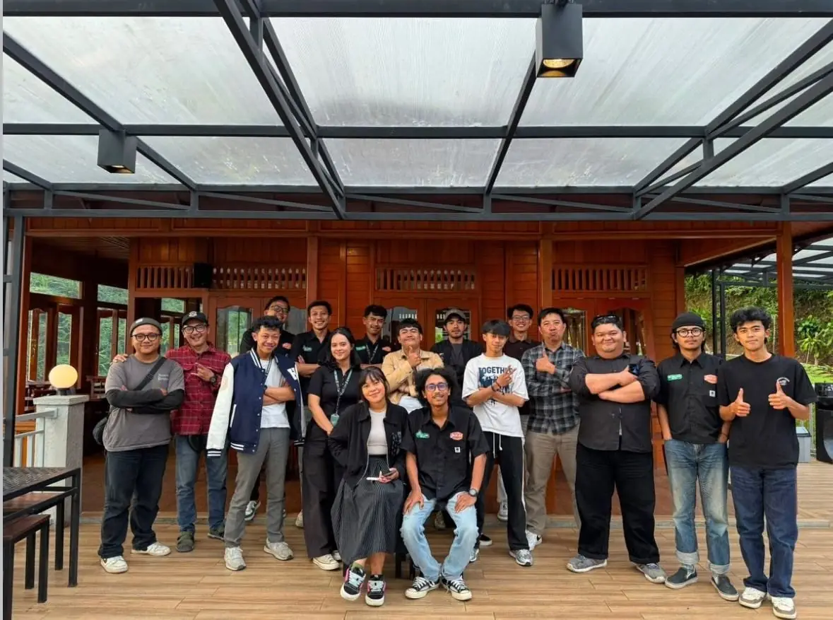 Tim Agency Marketing Petualang berfoto bersama di teras kayu
